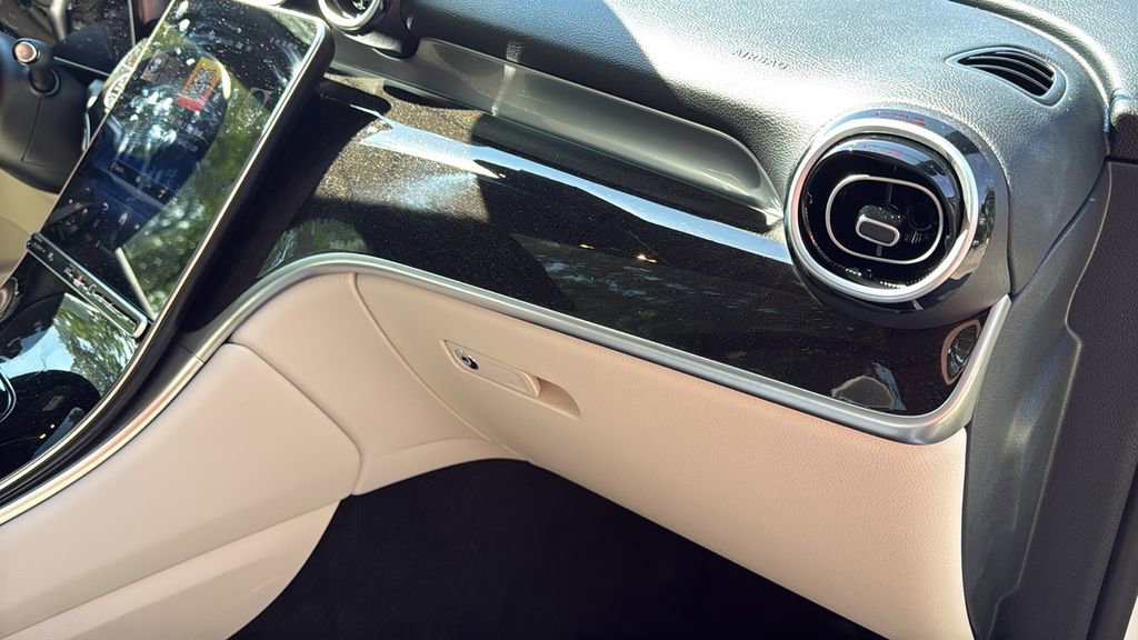 Used 2025 Mercedes-Benz GLC 300 4MATIC image 13