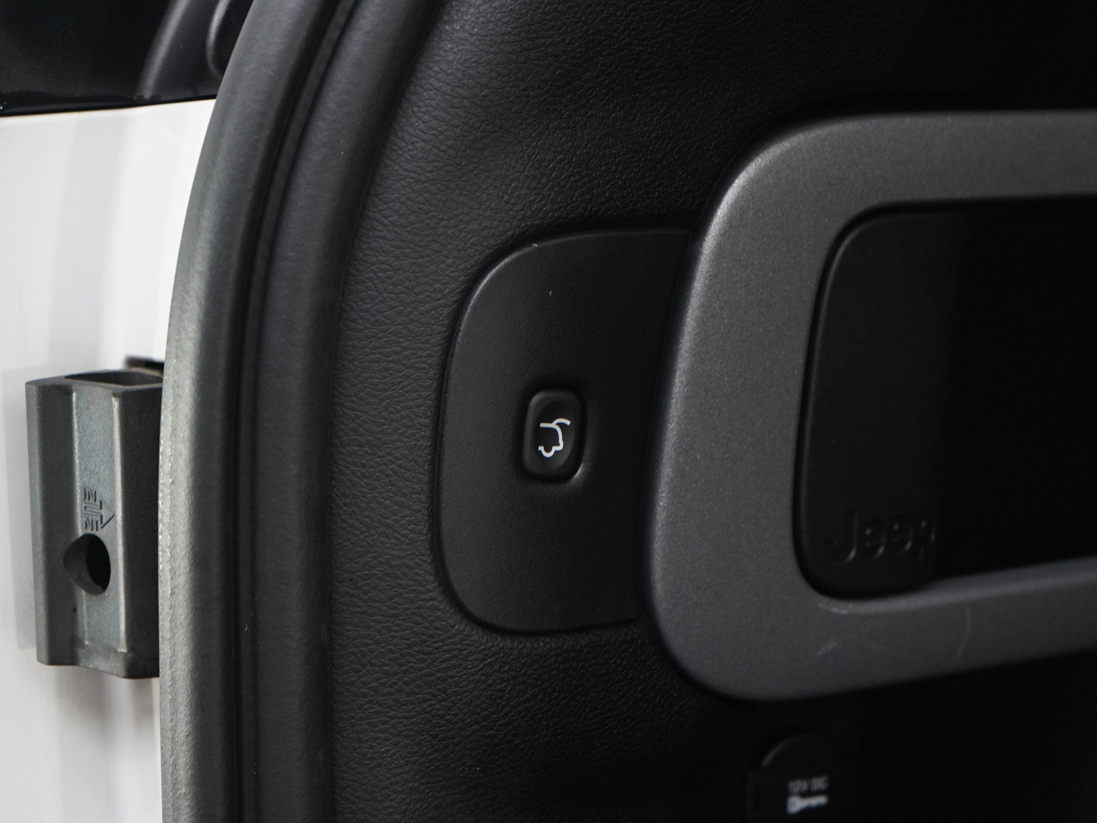 Used 2018 Jeep Cherokee Limited AWD/4WD image 17