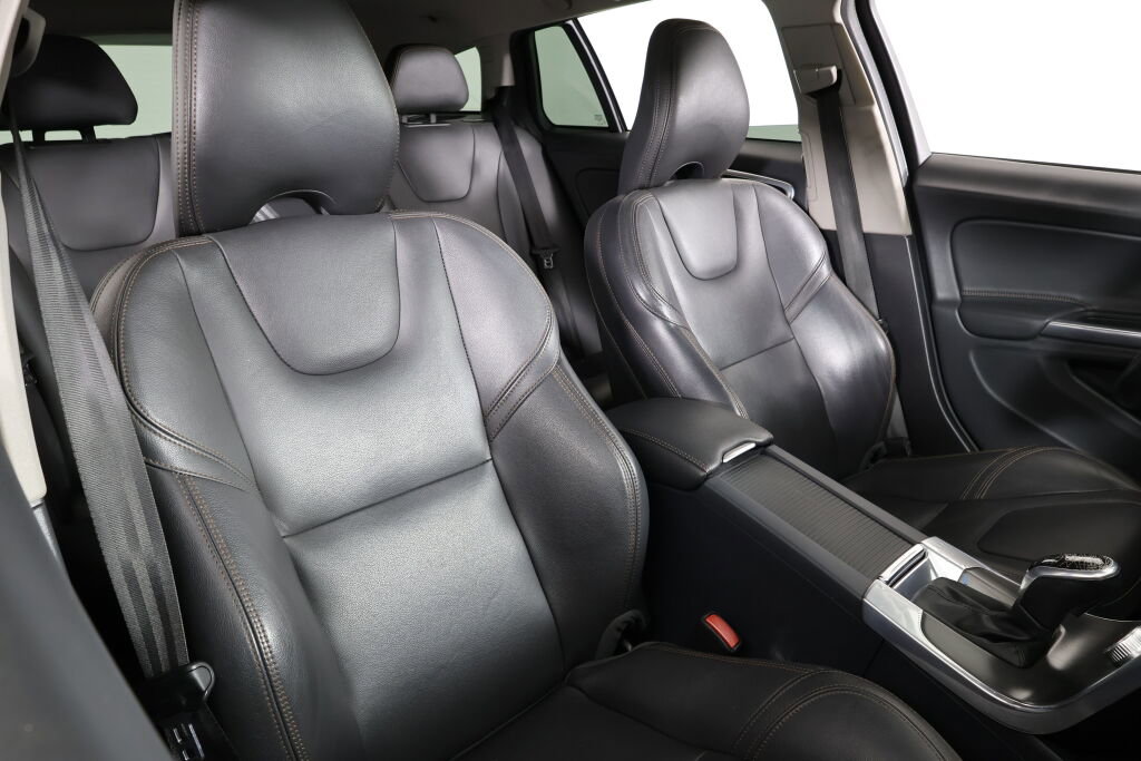 Used 2016 Volvo V60 T5 Cross Country Platinum image 24