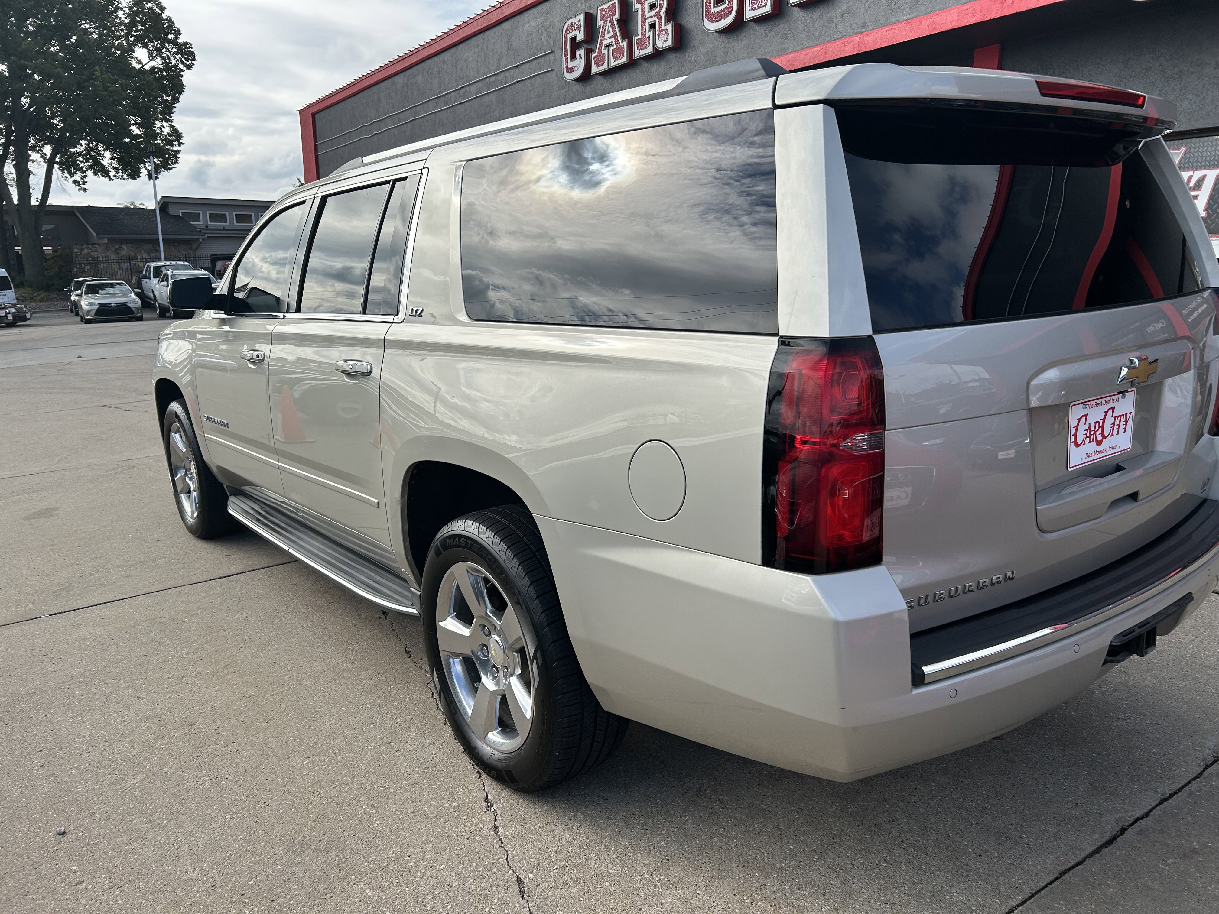 Used 2015 Chevrolet Suburban LTZ image 3