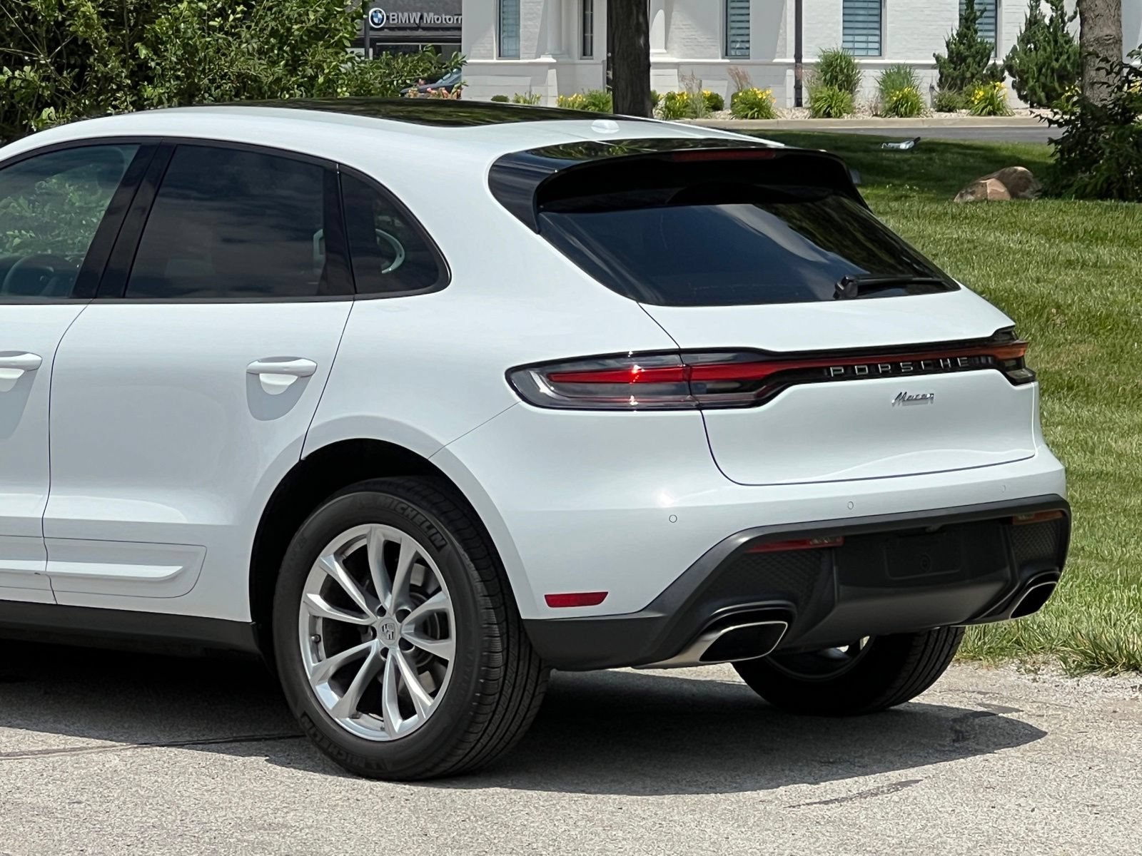 Certified 2025 Porsche Macan AWD/4WD image 10