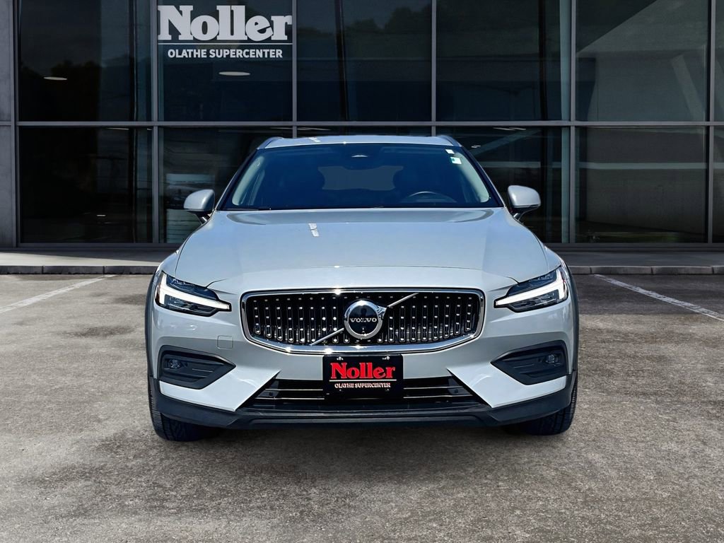 Used 2024 Volvo V60 B5 Cross Country Plus image 3