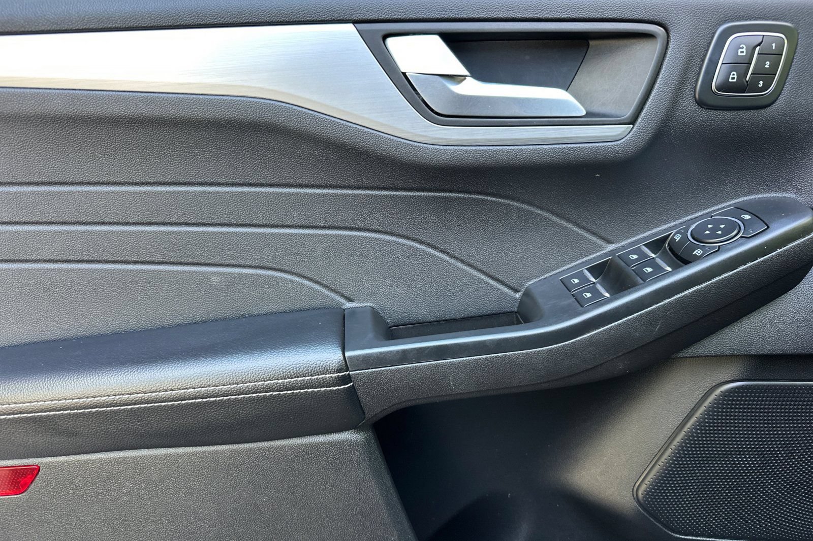 Used 2025 Ford Escape Platinum AWD/4WD image 12