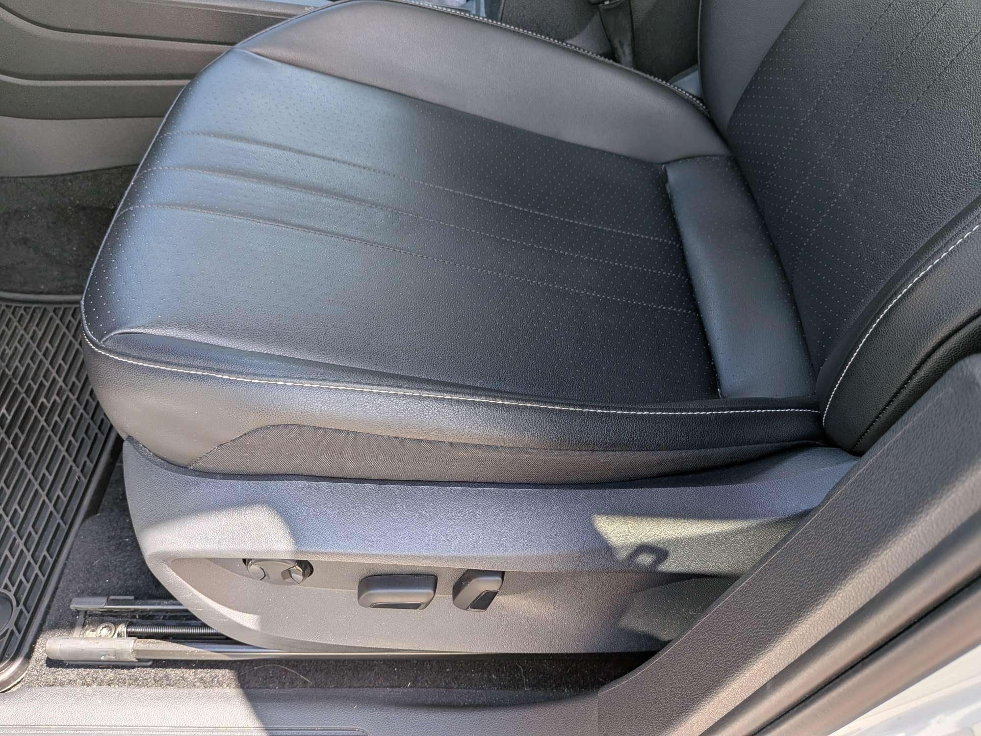 Used 2022 Volkswagen Tiguan SE w/ Panoramic Sunroof Package FWD image 19