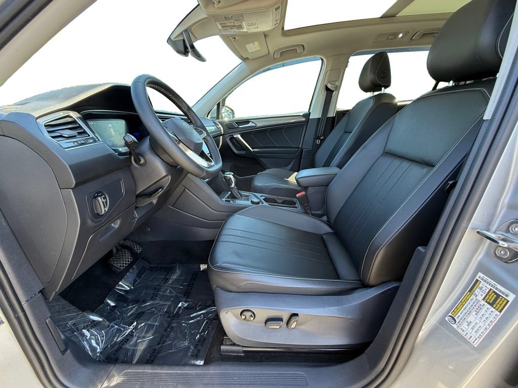 Used 2022 Volkswagen Tiguan SE w/ Panoramic Sunroof Package AWD/4WD image 6