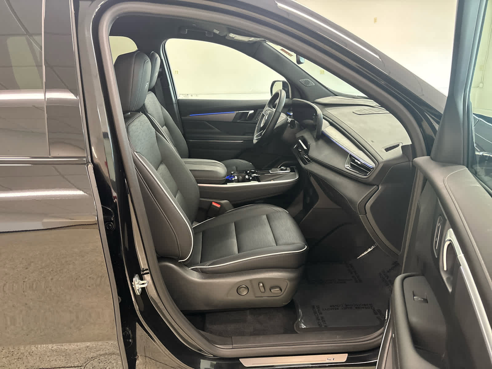 Used 2025 Buick Enclave Sport Touring w/ Power Package FWD image 23