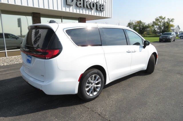 New 2026 Chrysler Pacifica Select image 9