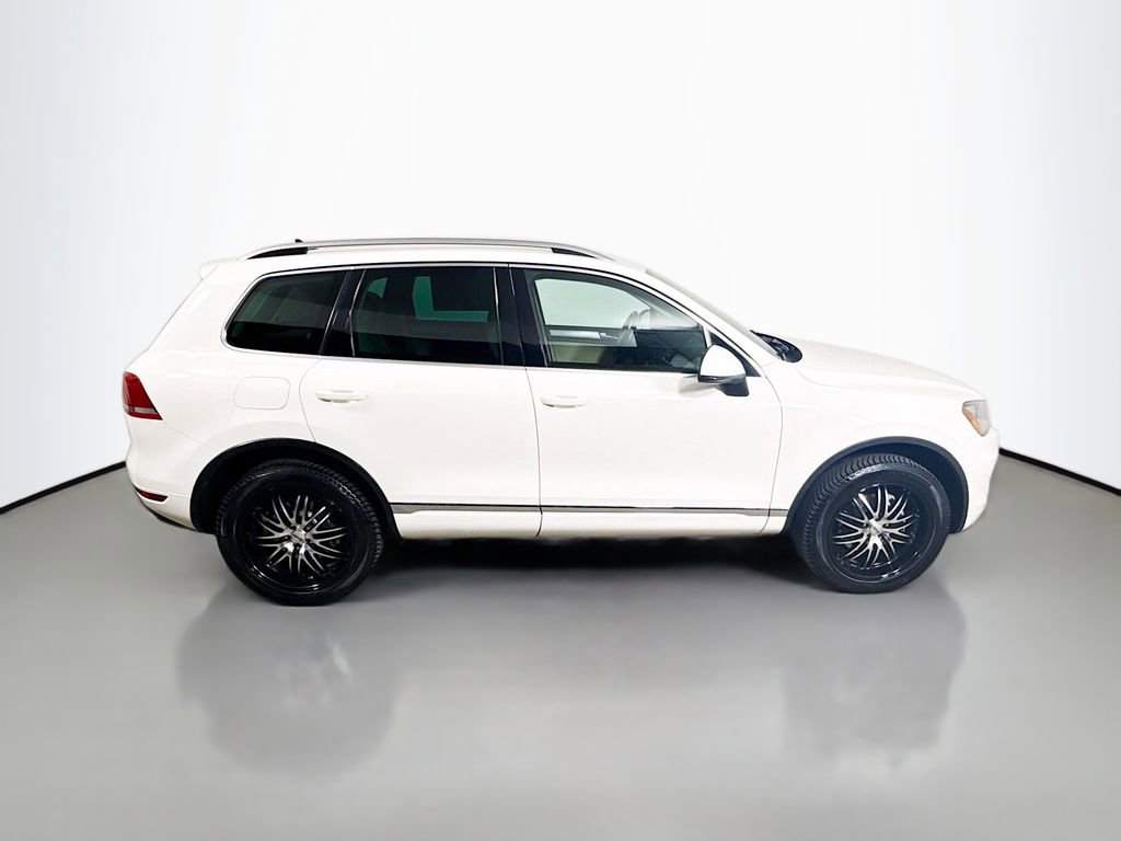 Used 2011 Volkswagen Touareg Sport image 8
