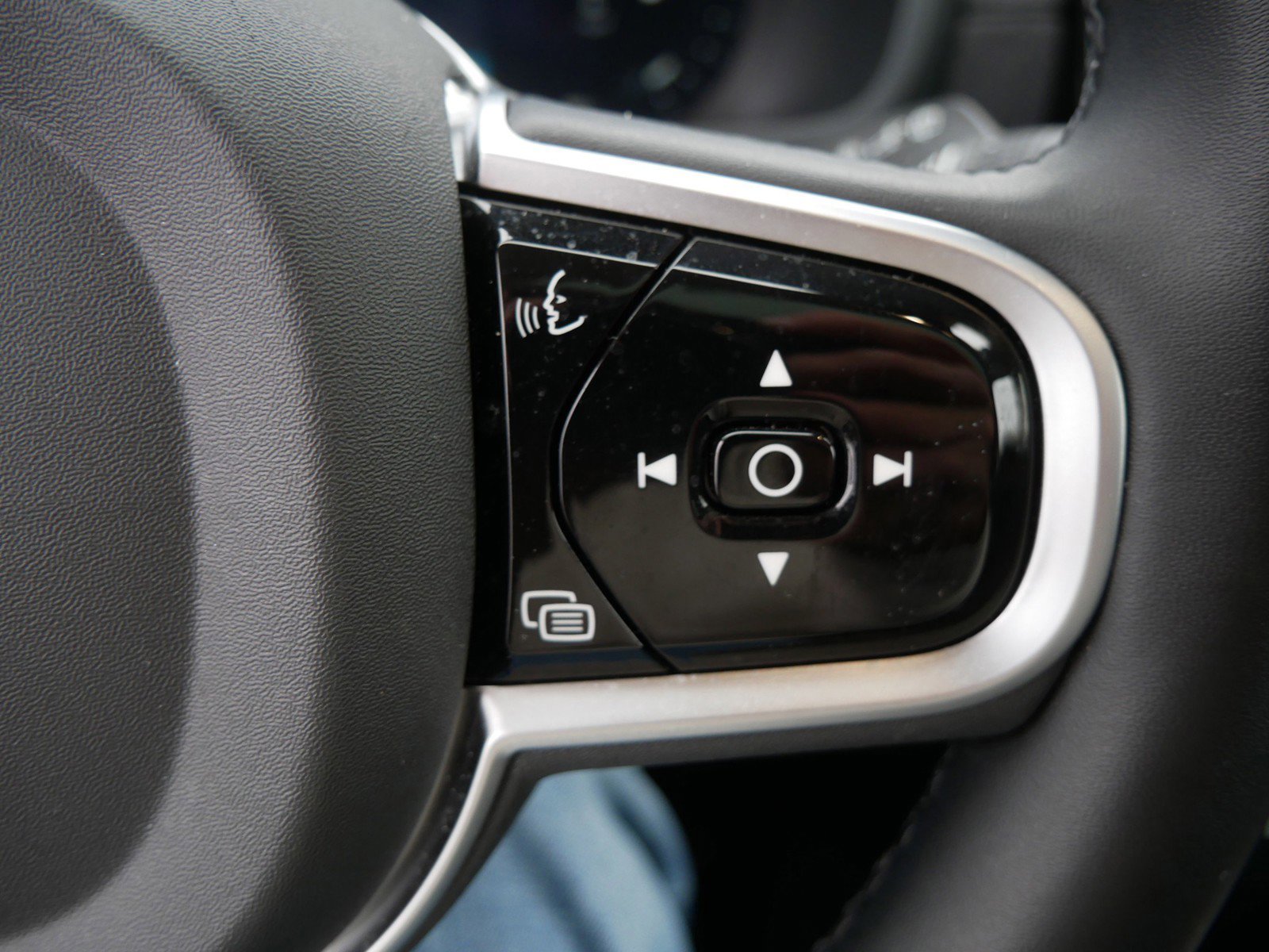 Certified 2025 Volvo XC90 B5 Plus image 24