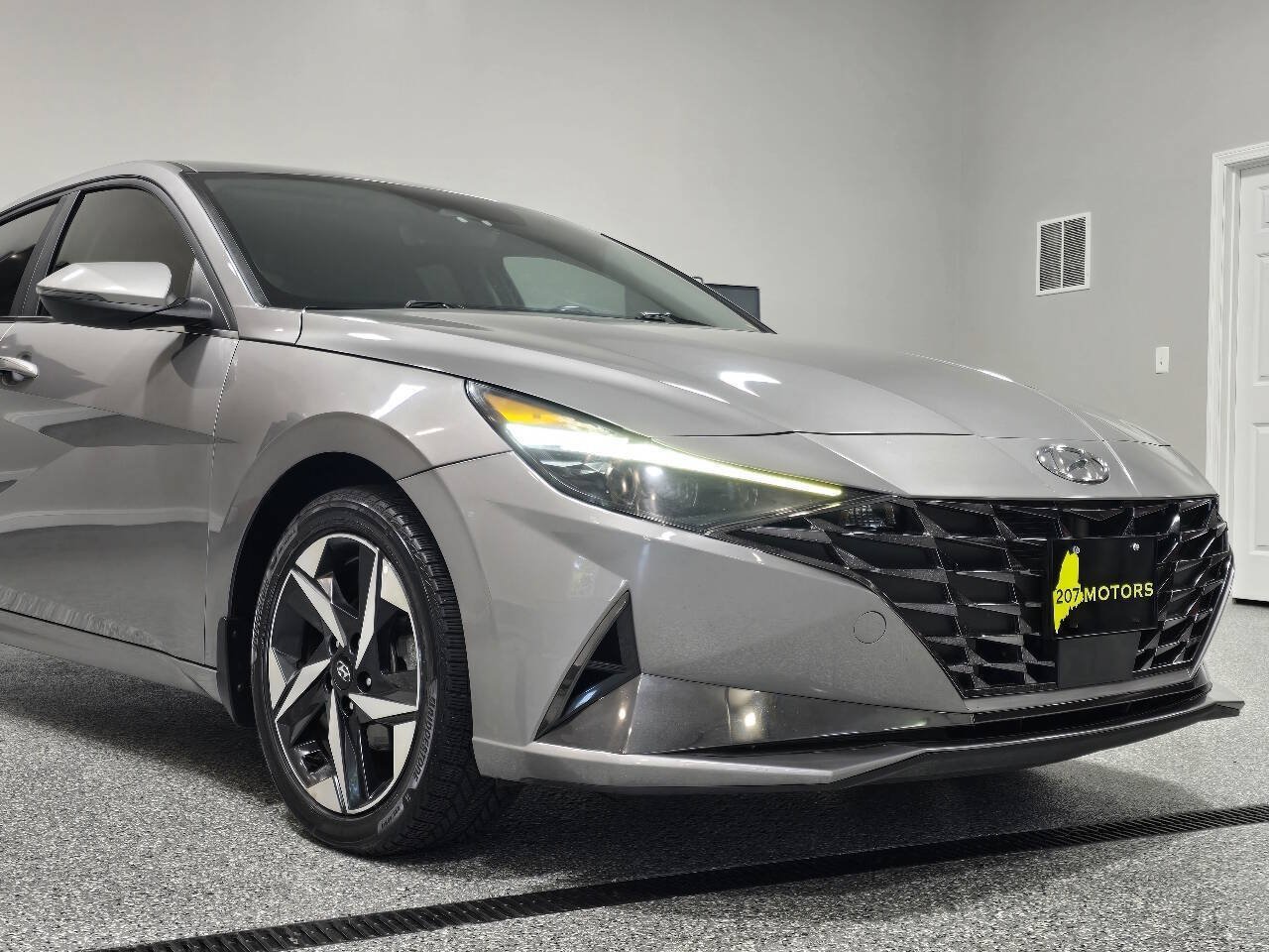 Used 2023 Hyundai Elantra Limited w/ Winter Weather Package FWD image 6