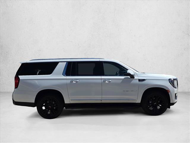 Used 2022 GMC Yukon XL Denali w/ Advanced Technology Package AWD/4WD image 4