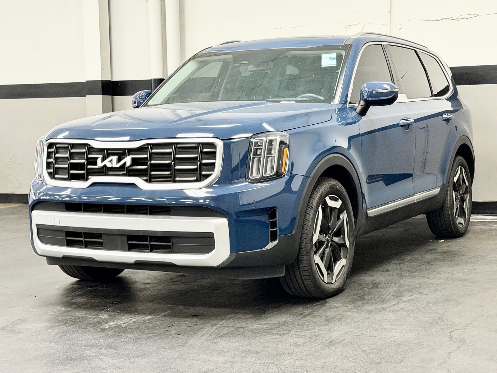 Used 2025 Kia Telluride S FWD image 7