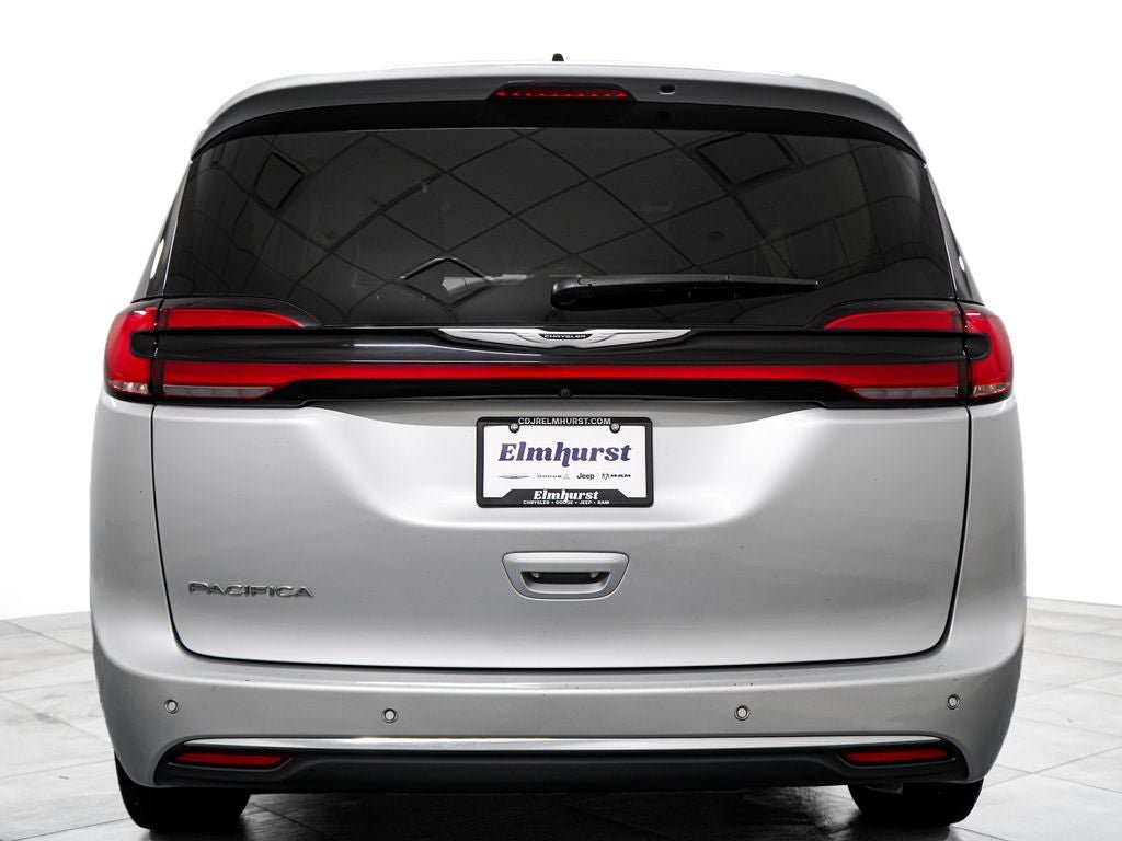 Used 2024 Chrysler Pacifica Touring-L FWD image 6