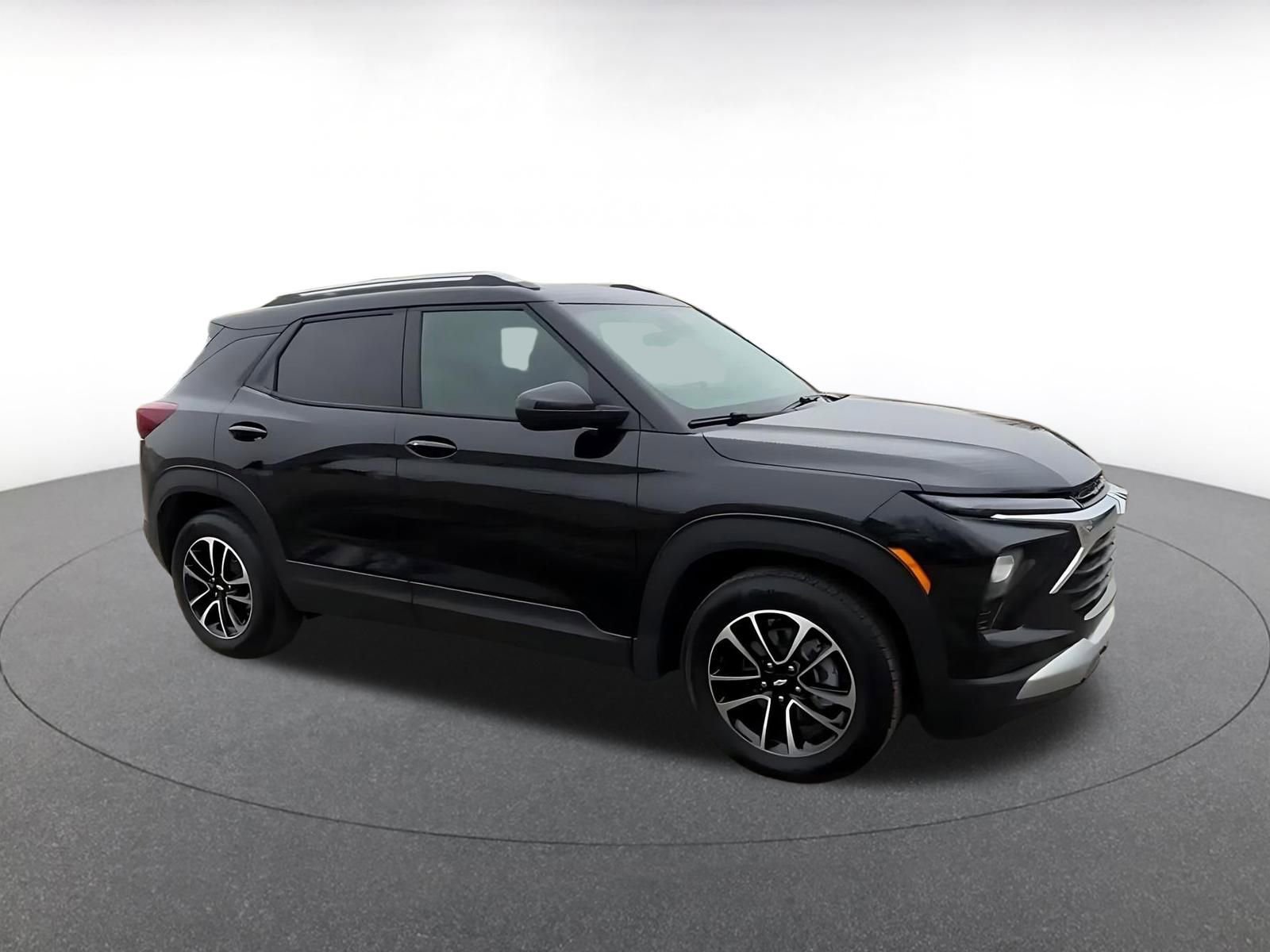 Used 2025 Chevrolet TrailBlazer LT FWD image 2