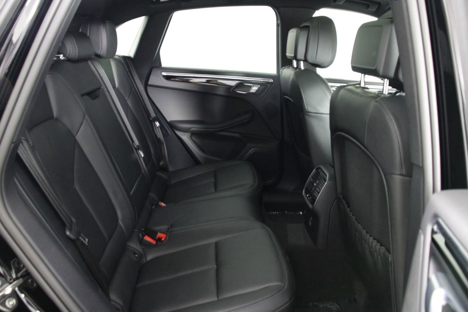 Certified 2025 Porsche Macan Turbo image 32