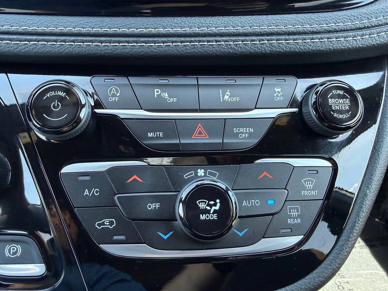 Used 2024 Chrysler Pacifica Touring FWD image 42