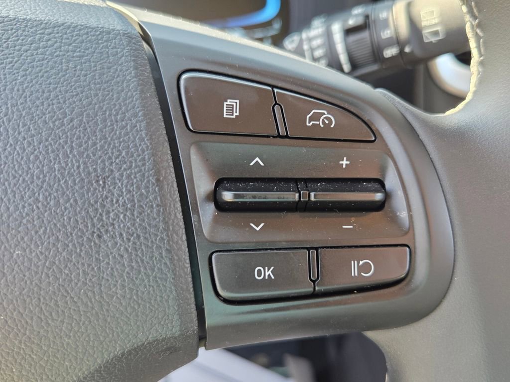 Used 2025 Hyundai Venue SEL image 23