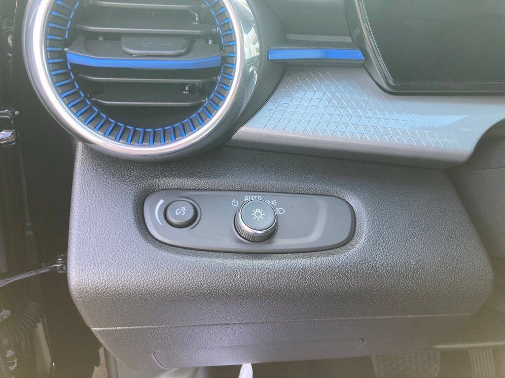 New 2026 Chevrolet Trax LT w/ LT Convenience Package FWD image 18