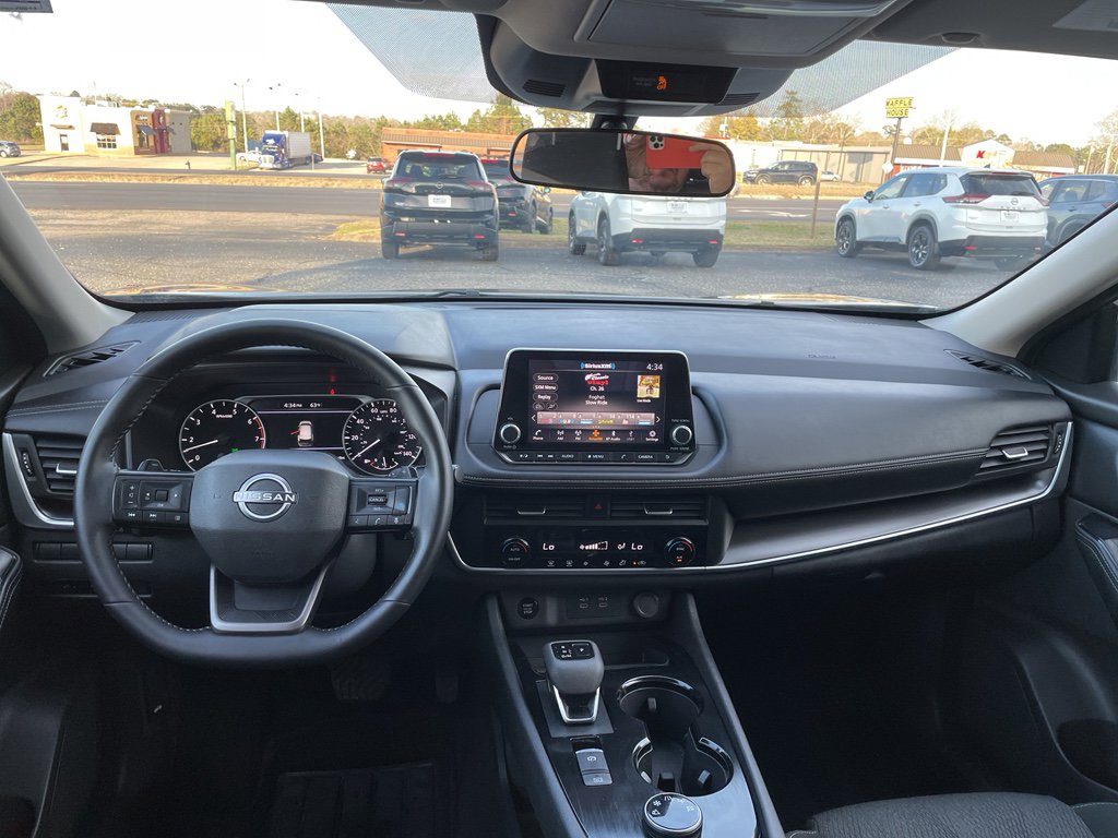 Certified 2025 Nissan Rogue SV image 11