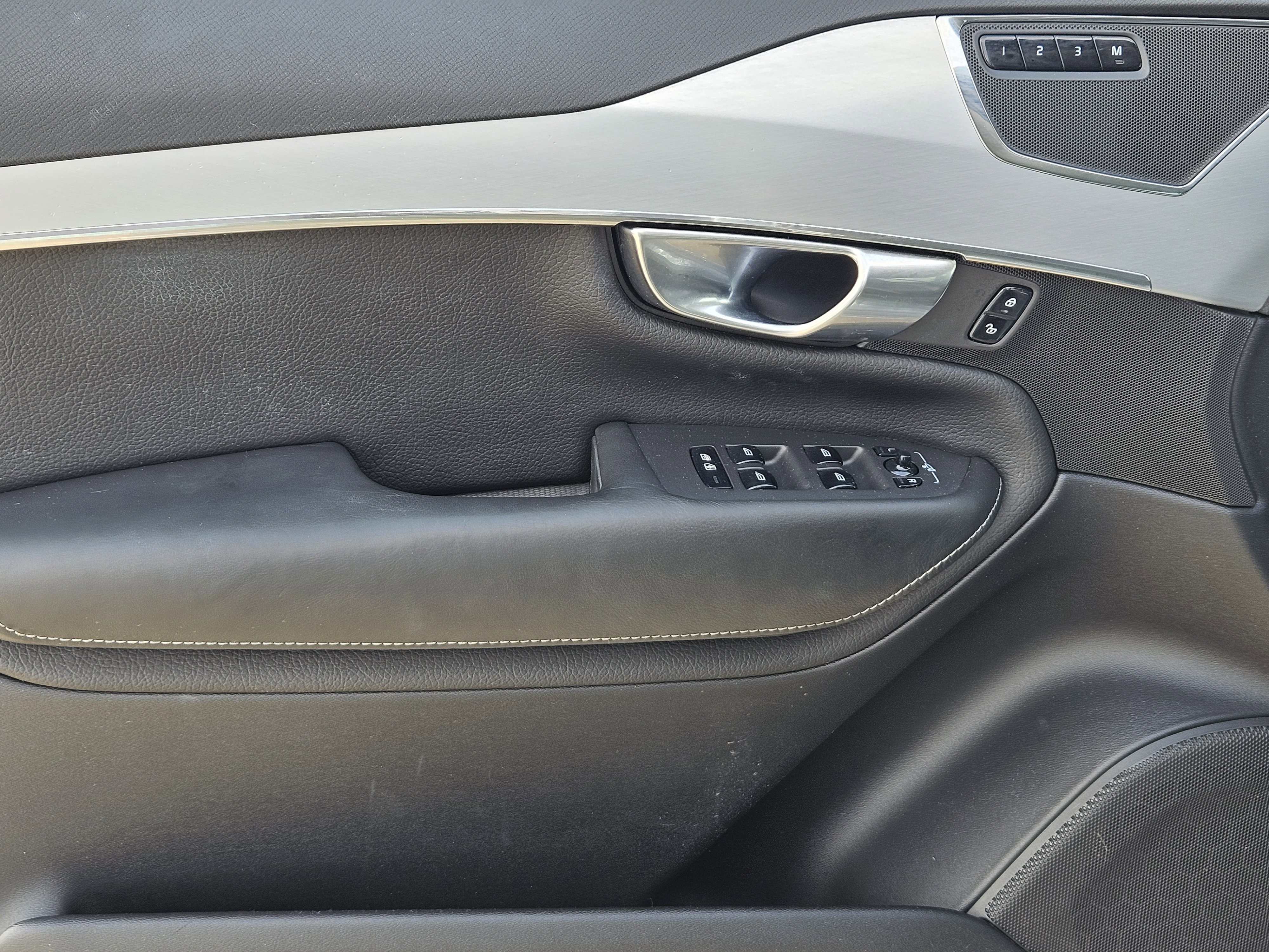 Used 2018 Volvo XC90 T6 Momentum w/ Convenience Package image 33