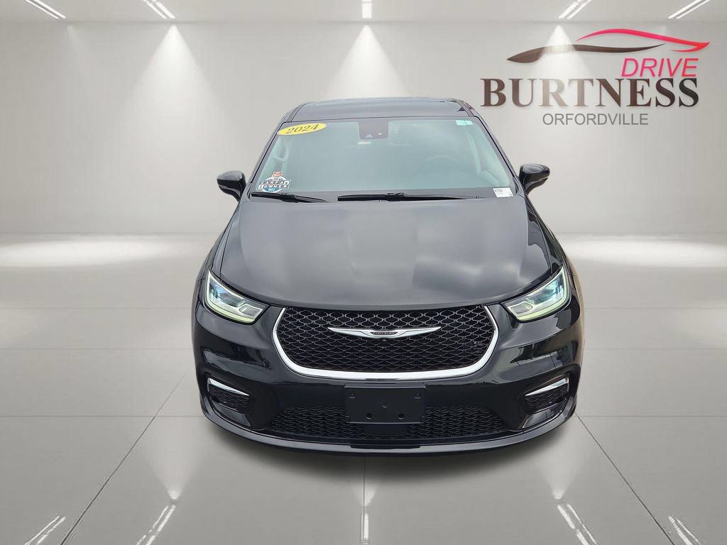 Used 2024 Chrysler Pacifica Touring-L FWD image 3