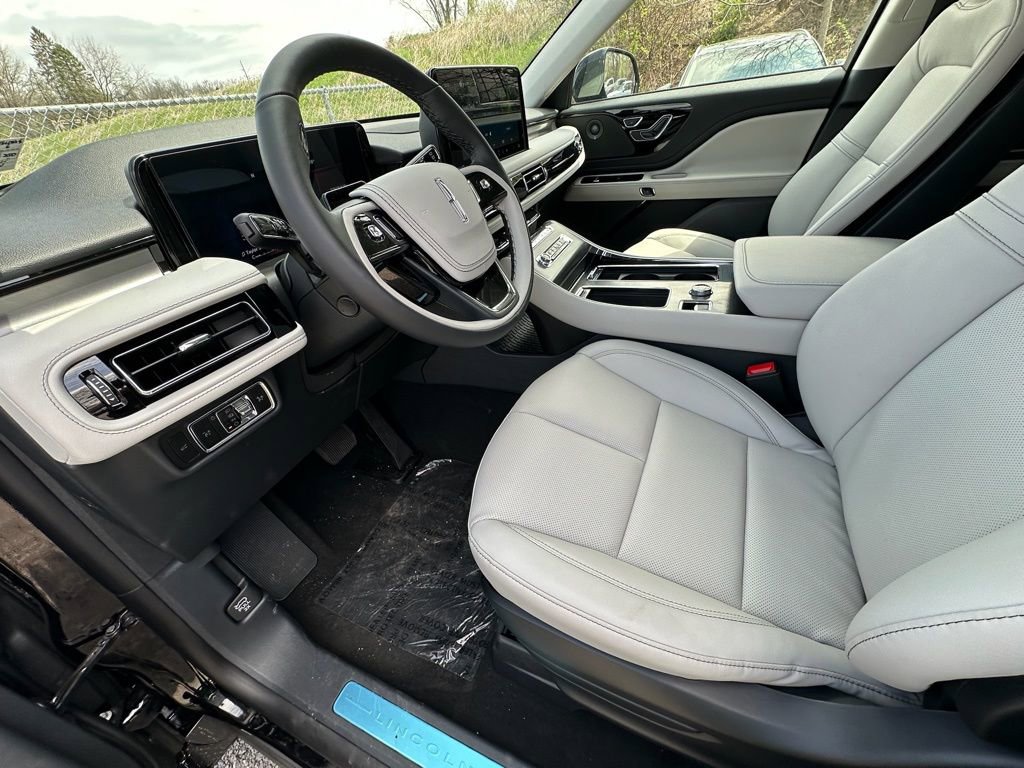 New 2026 Lincoln Aviator AWD image 17