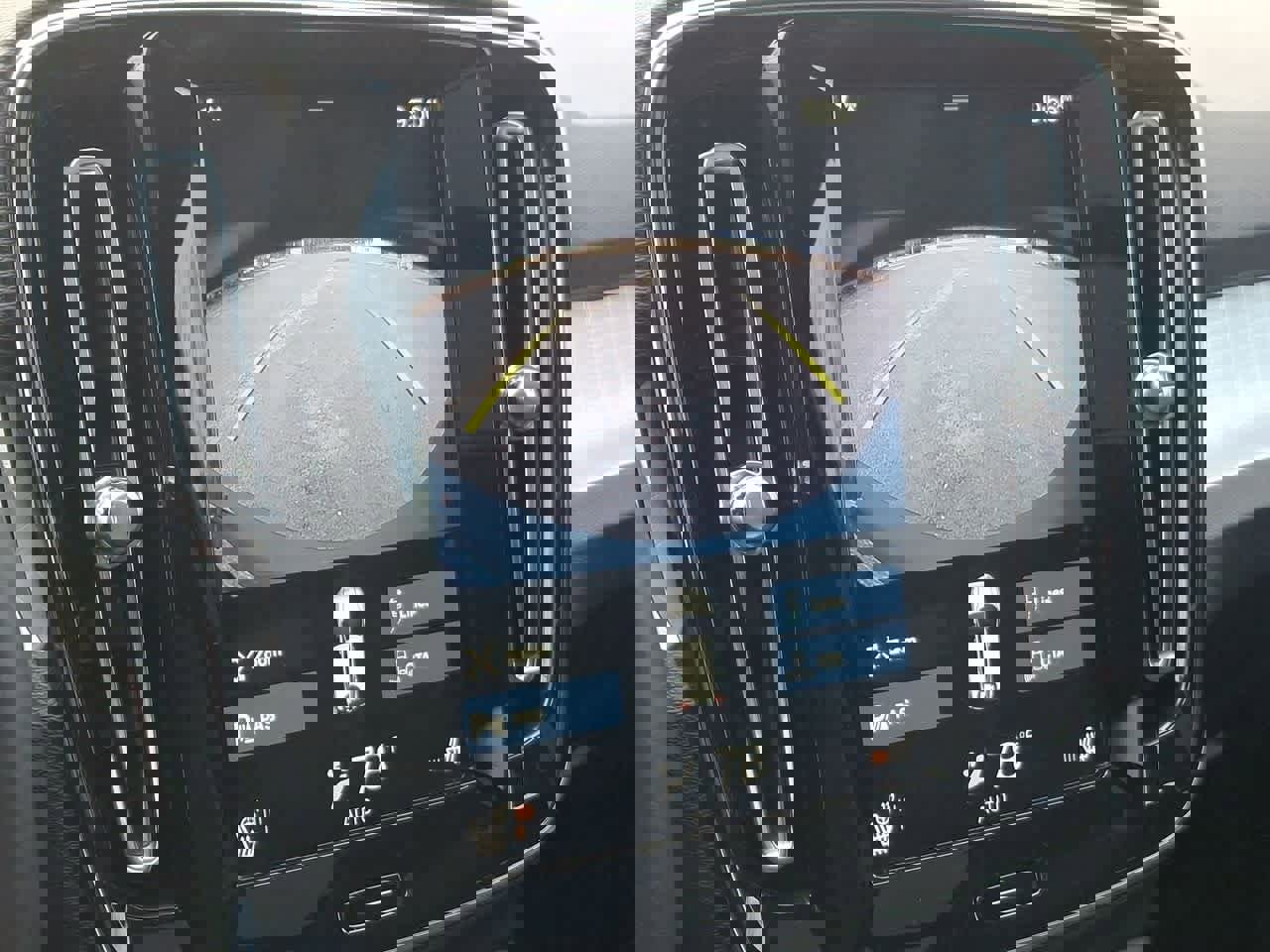 Used 2020 Volvo XC40 T5 Momentum image 21