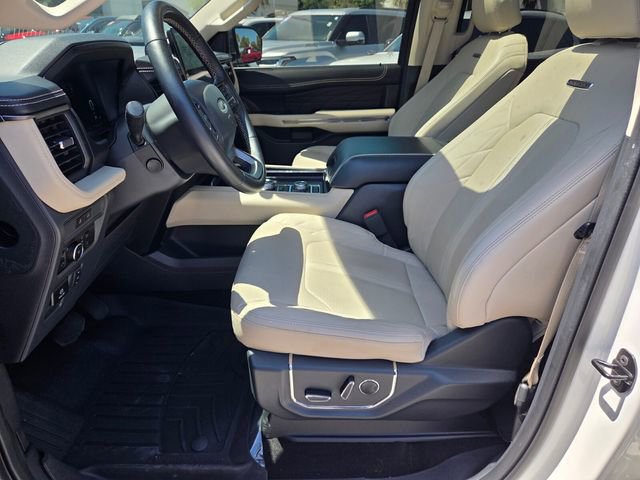 Used 2023 Ford Expedition Platinum image 4