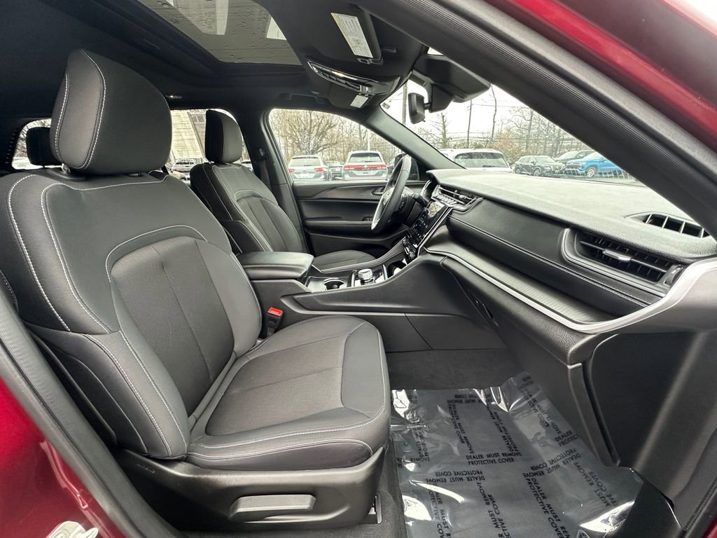 Used 2024 Jeep Grand Cherokee Laredo X image 27