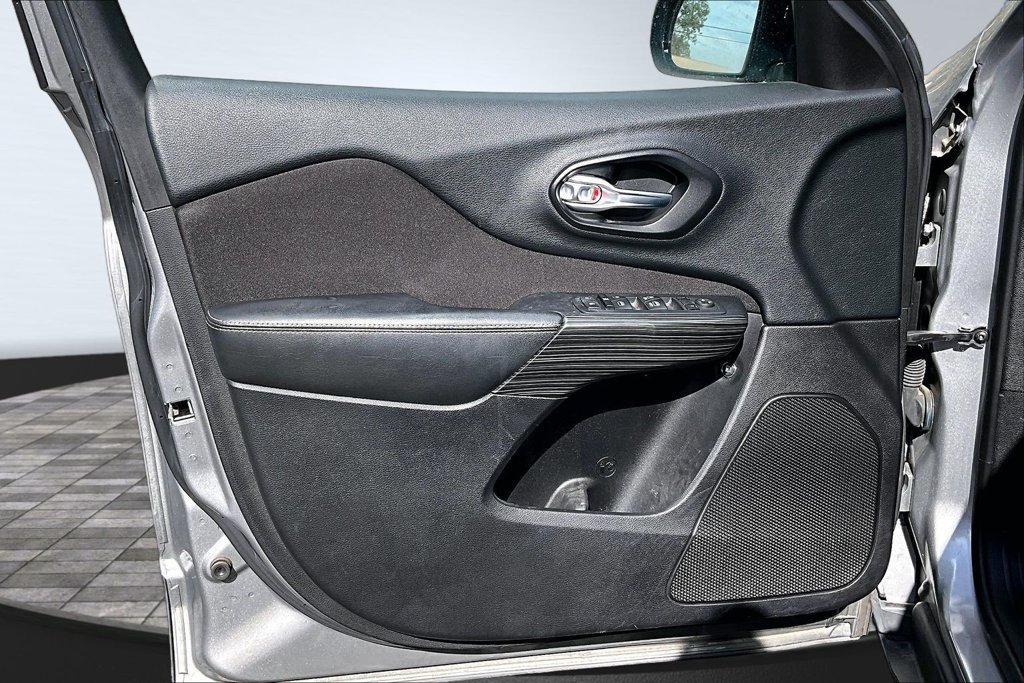 Used 2015 Jeep Cherokee Latitude FWD image 12