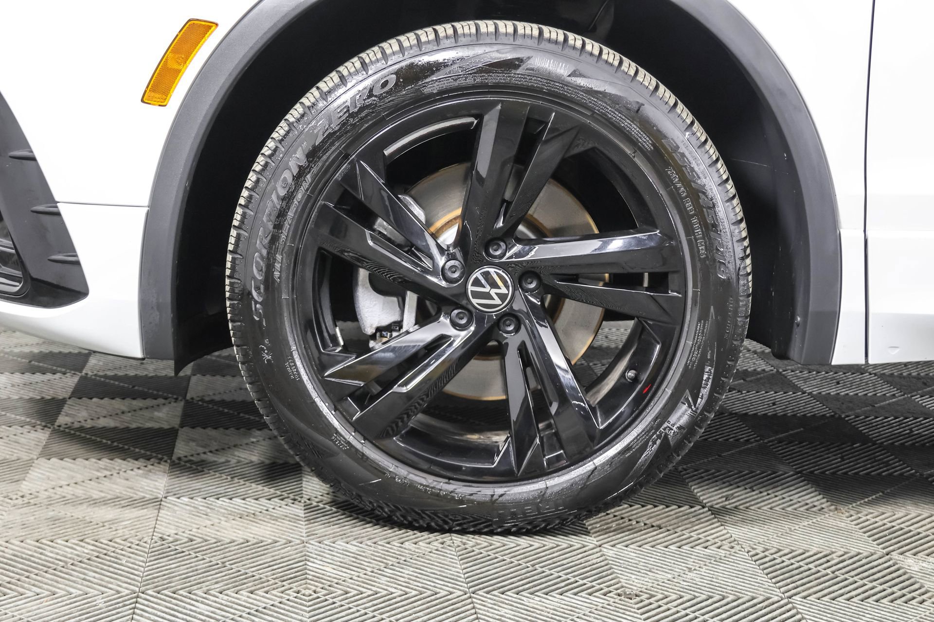 Used 2023 Volkswagen Tiguan SE R-Line image 20