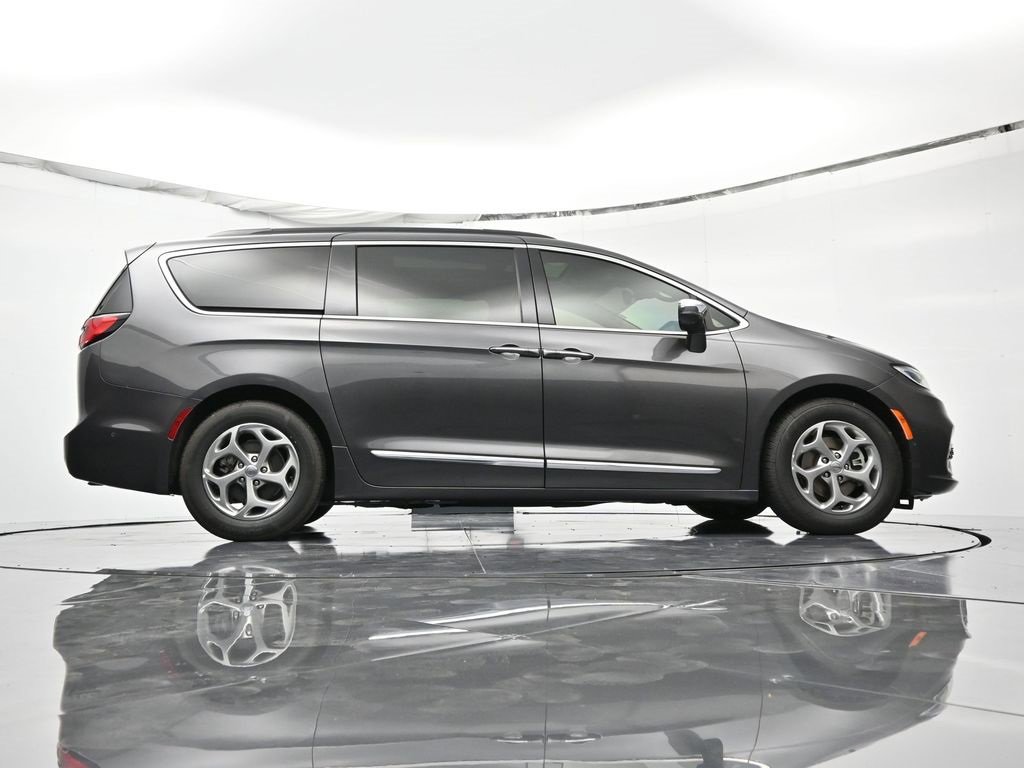 Used 2022 Chrysler Pacifica Limited image 40