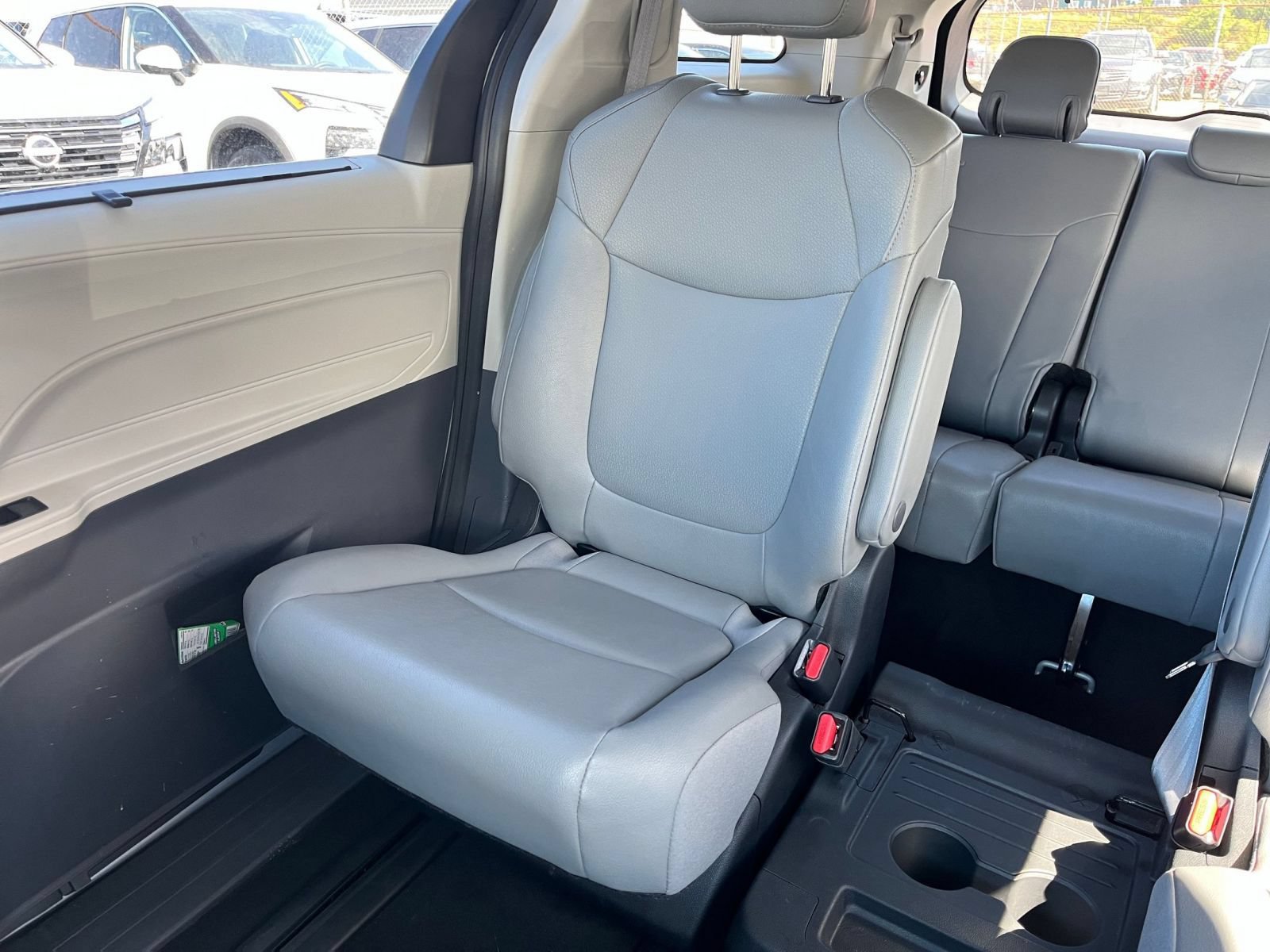 Used 2023 Toyota Sienna XLE FWD image 37