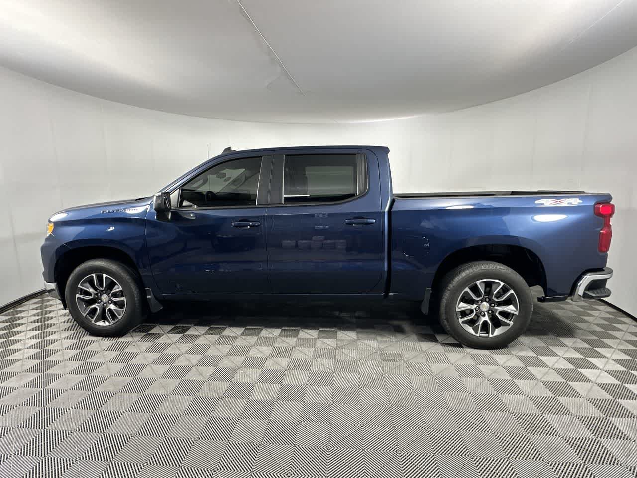 Used 2023 Chevrolet Silverado 1500 LT AWD/4WD image 5