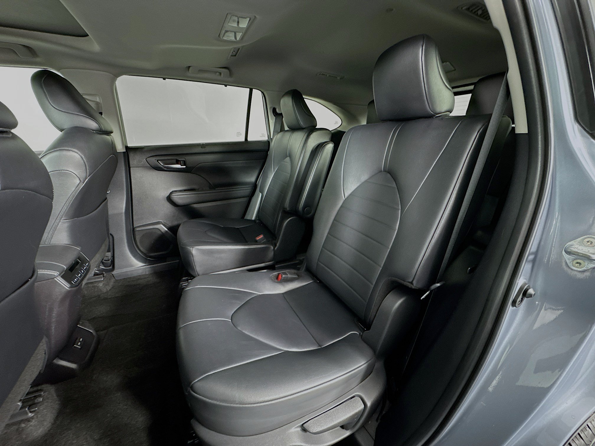 Used 2024 Toyota Highlander XLE AWD/4WD image 24