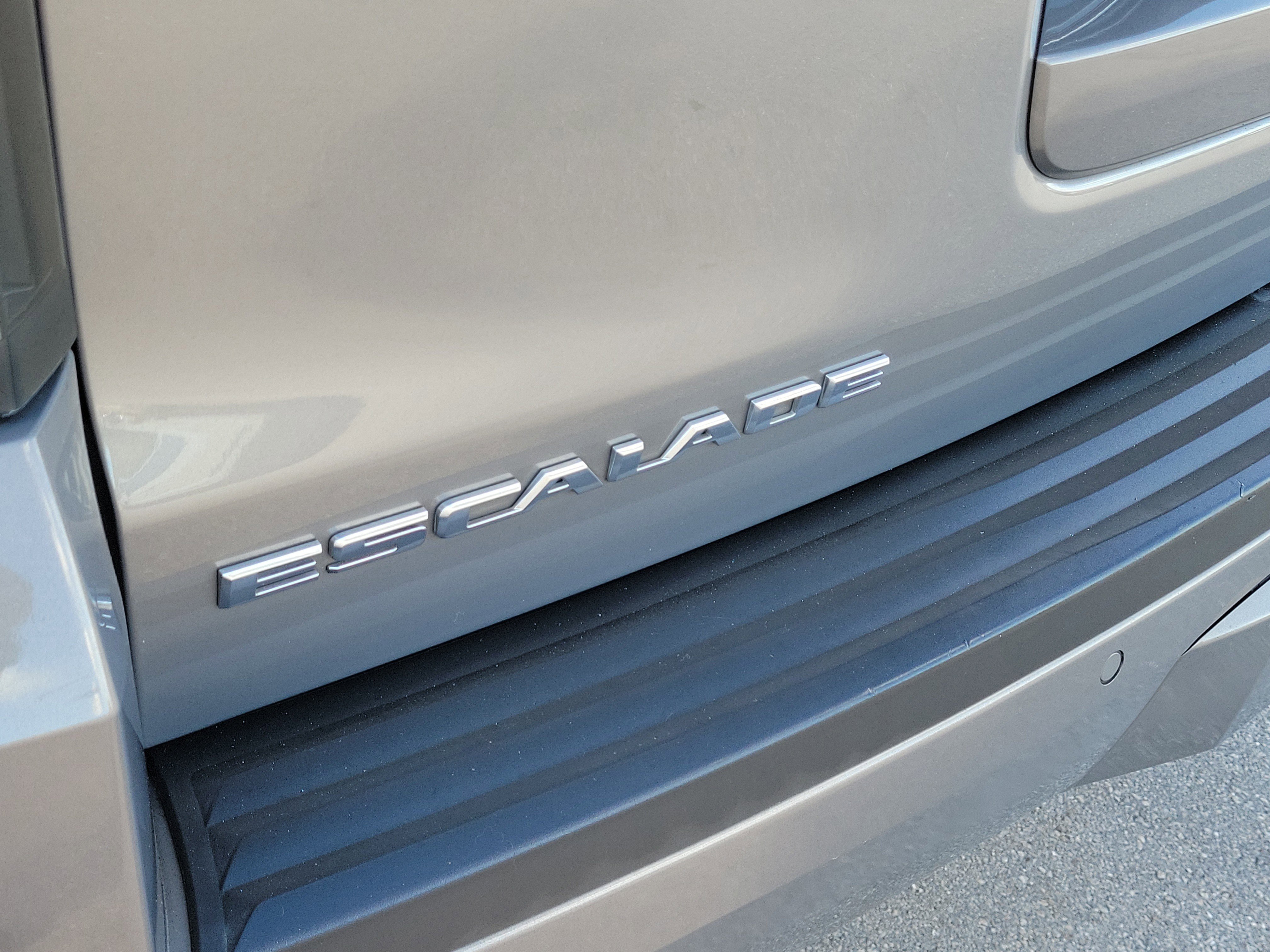 Used 2018 Cadillac Escalade Luxury image 30