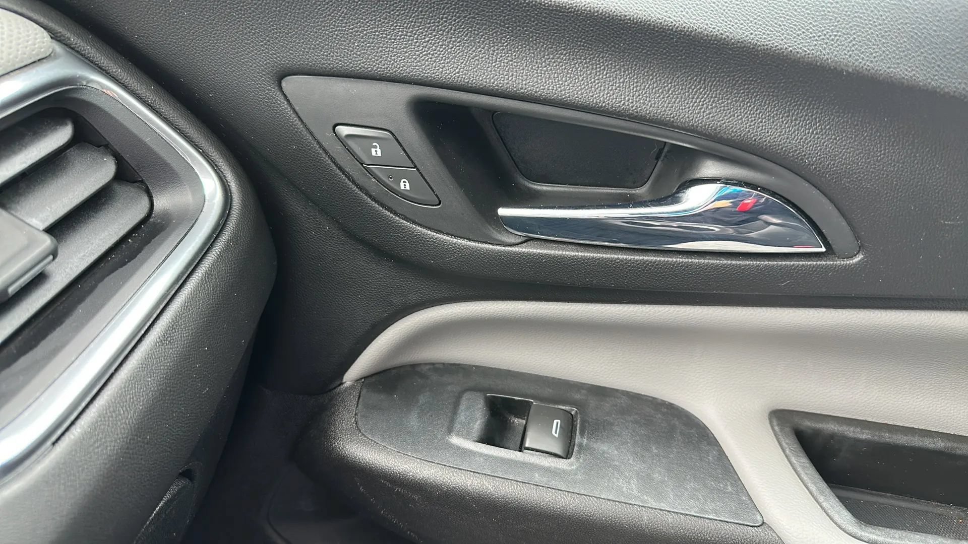 Used 2018 Chevrolet Equinox Premier FWD image 41