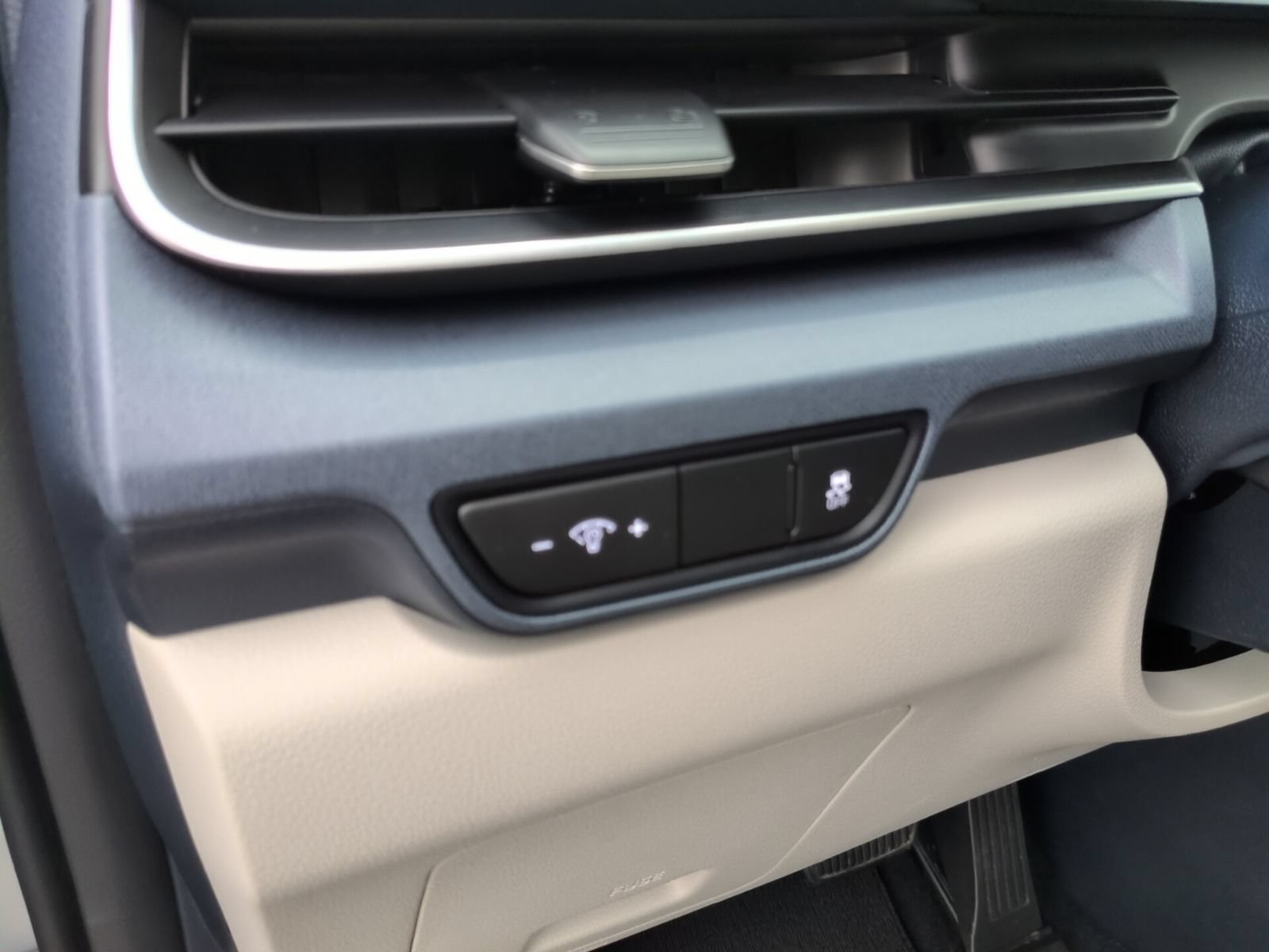 Used 2025 Kia Carnival EX FWD image 17