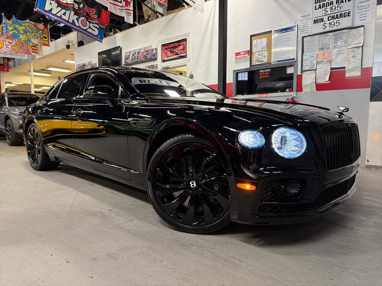 Used 2022 Bentley Flying Spur V8 image 1