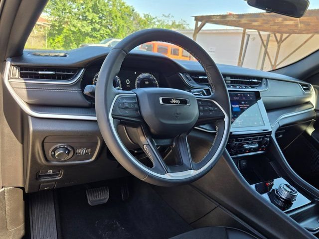 Used 2025 Jeep Grand Cherokee Altitude AWD/4WD image 15
