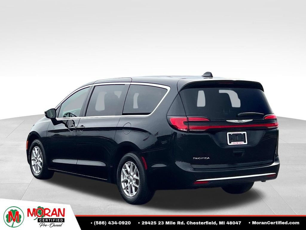 Used 2025 Chrysler Pacifica Select FWD image 4