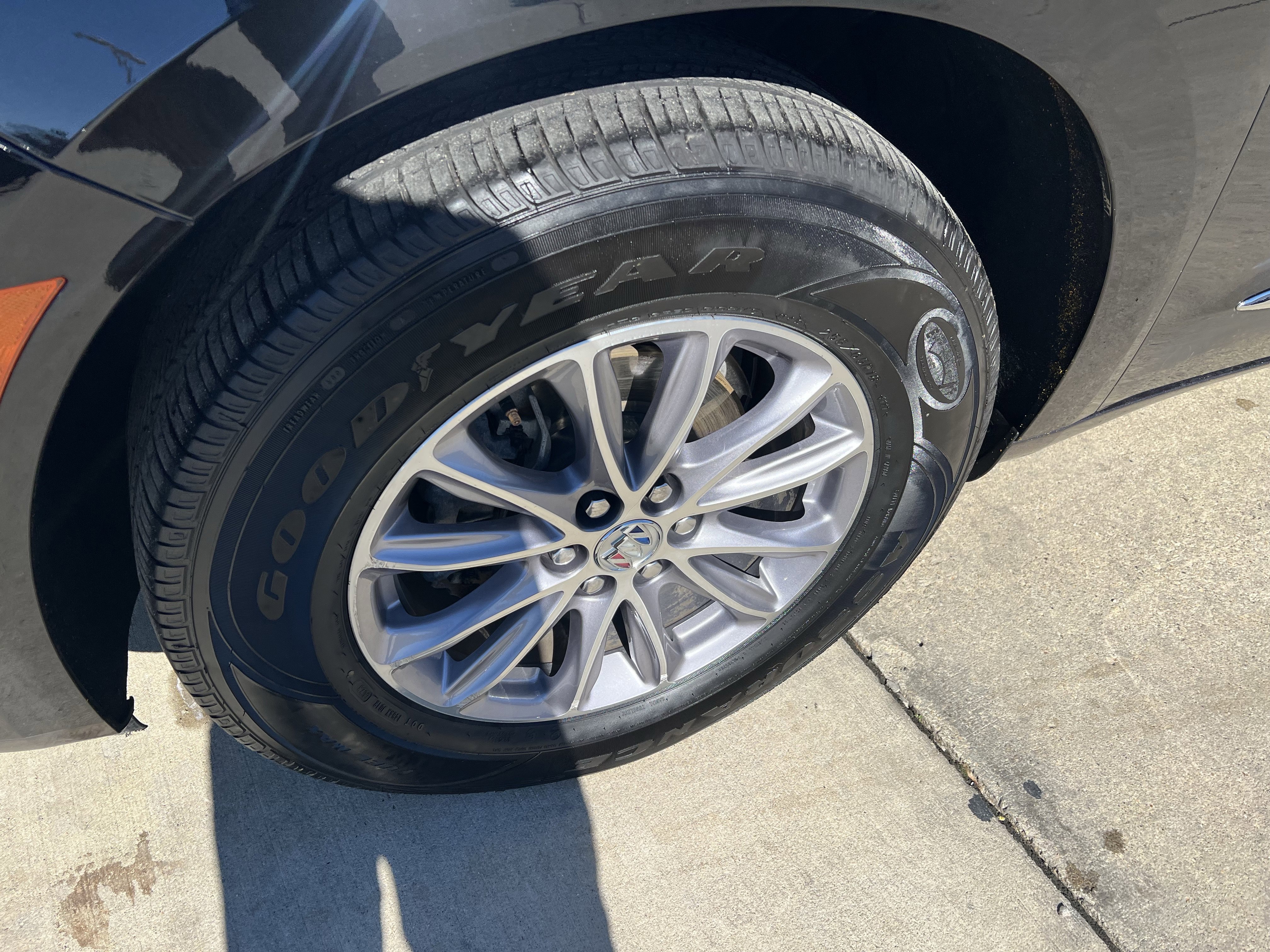 Used 2024 Buick Enclave Premium image 2