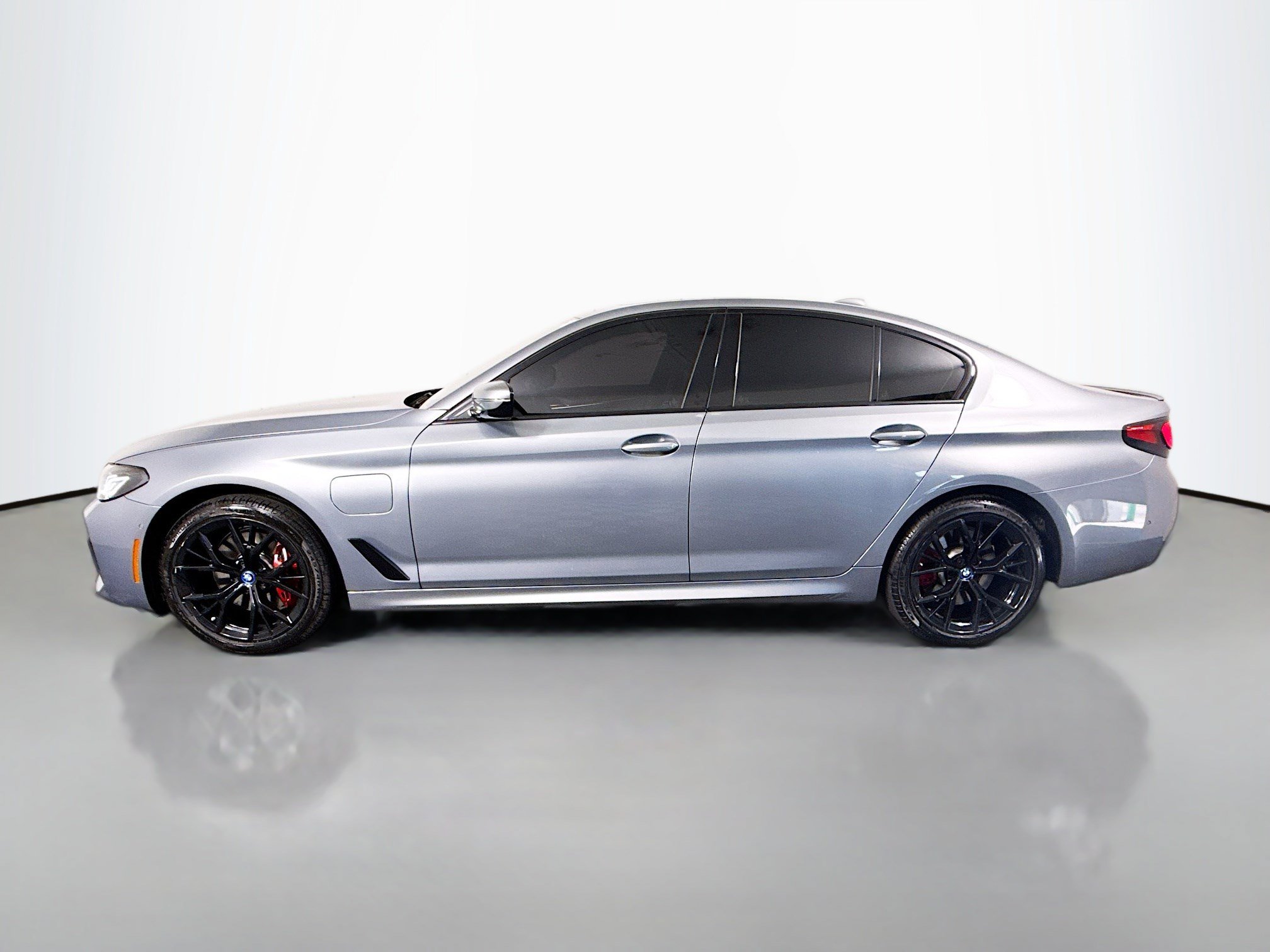 Used 2023 BMW 530e w/ M Sport Package RWD image 6