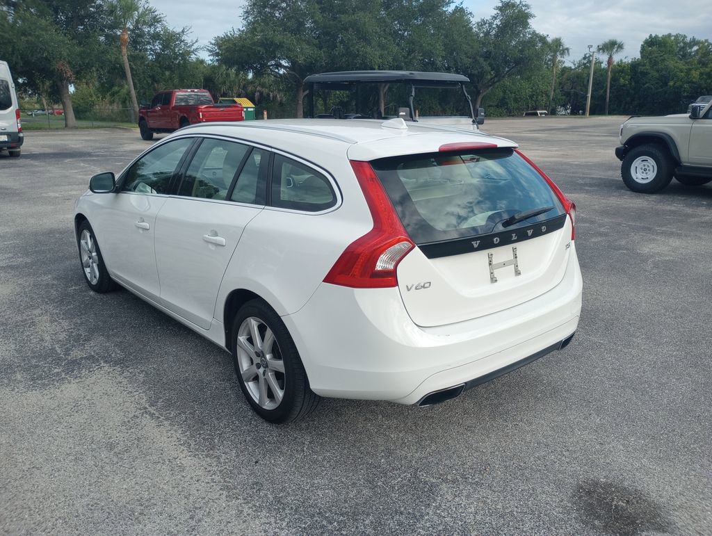 Used 2016 Volvo V60 T5 Premier FWD image 2