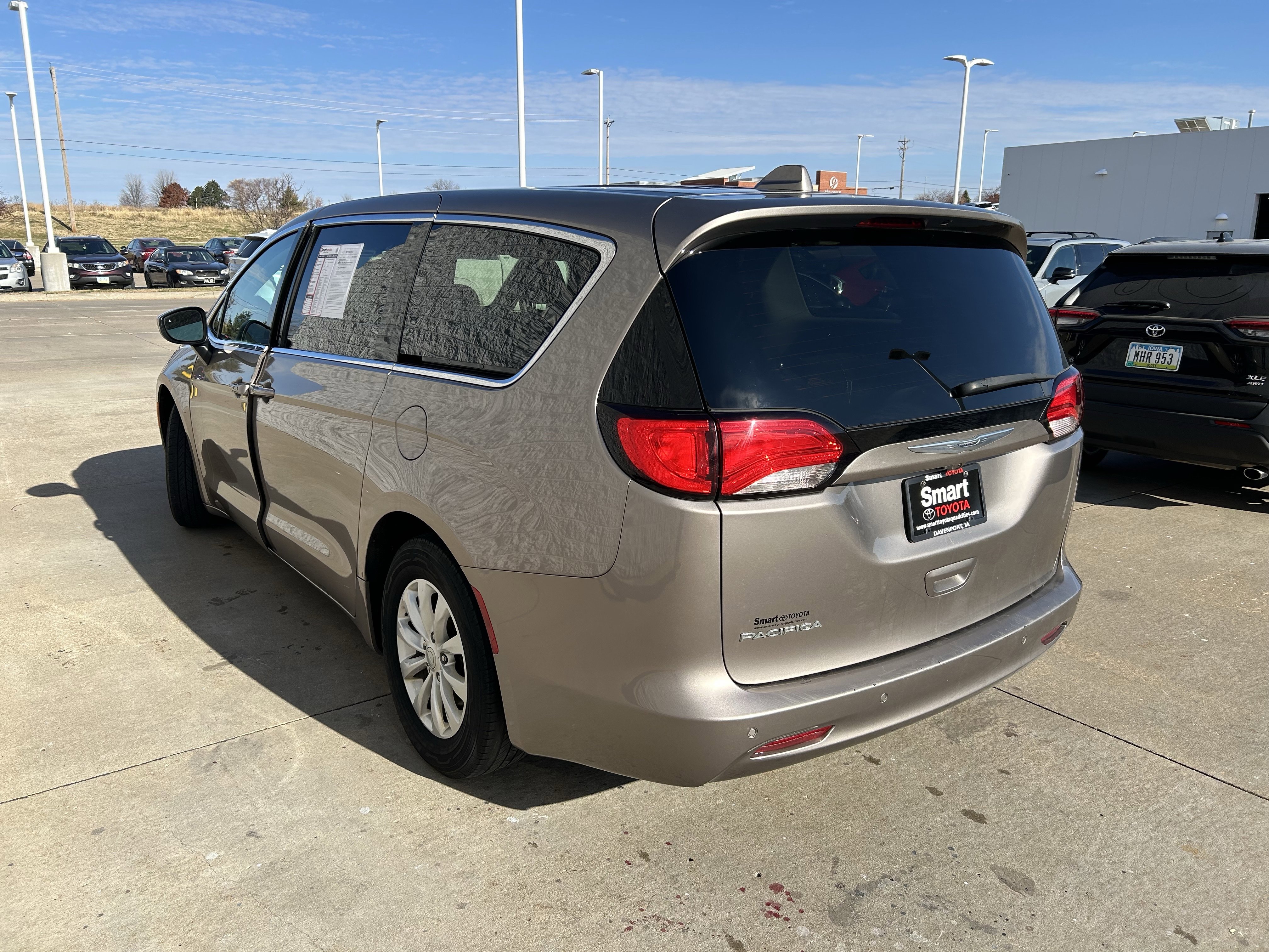 Used 2017 Chrysler Pacifica Touring w/ Tire & Wheel Group image 3