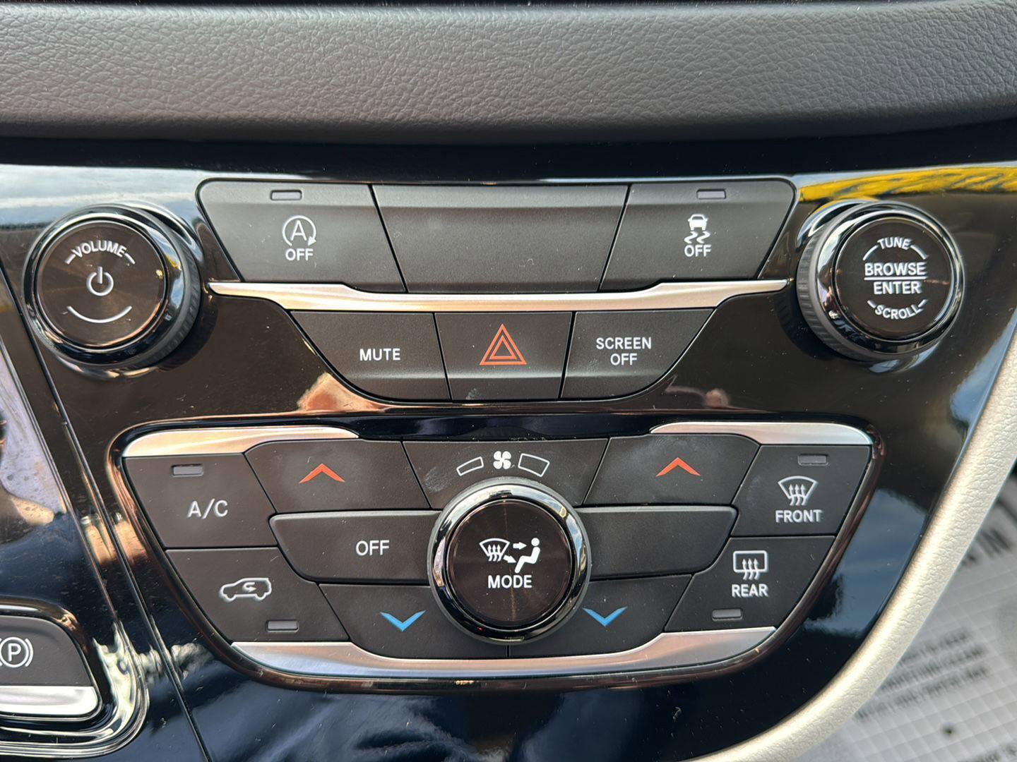 Used 2023 Chrysler Voyager LX image 17