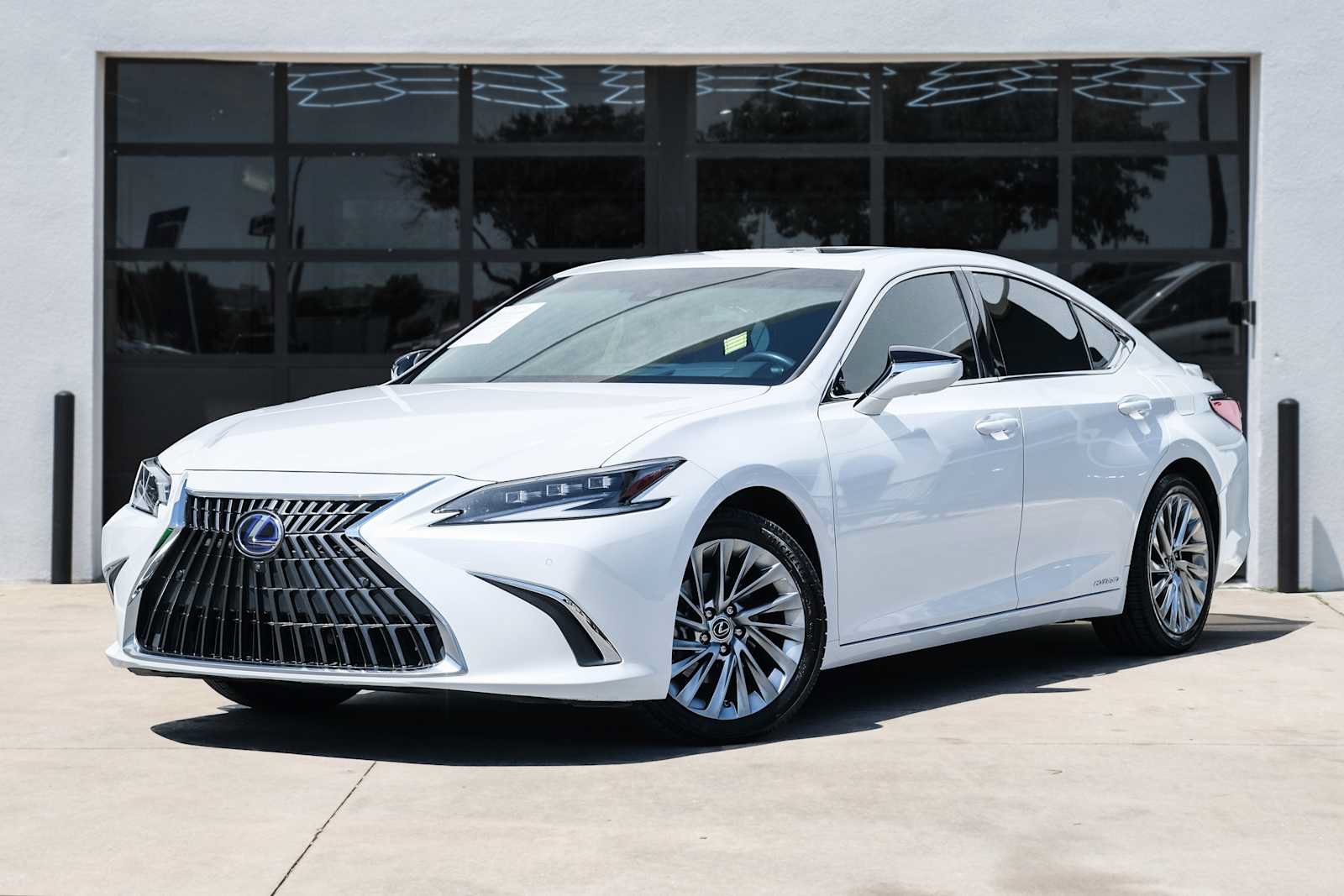 Used 2022 Lexus ES 300h Ultra Luxury w/ Accessory Package 2 FWD image 1