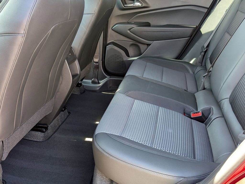 Used 2025 Chevrolet Trax LT w/ LT Convenience Package image 26