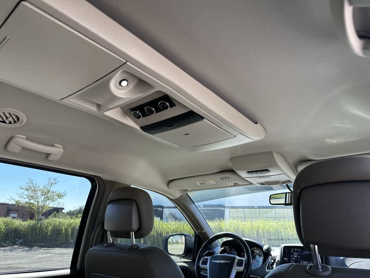 Used 2016 Chrysler Town & Country Touring FWD image 21