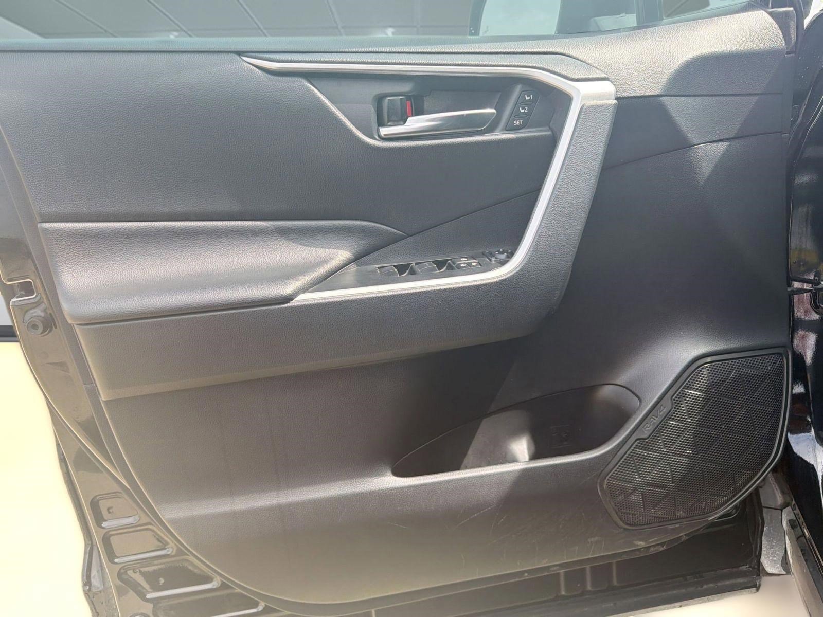 Used 2020 Toyota RAV4 XLE Premium image 20